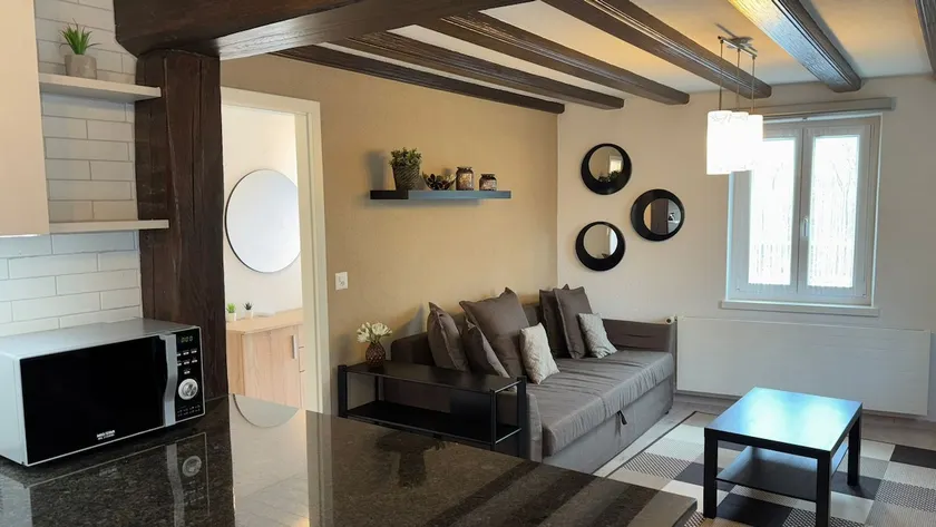 Apartment with Private Entry, Parking & Transport - Image 1