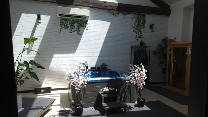Romantic loft - Private Jacuzzi Sauna - A/C - Image 1