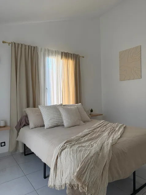Modern house with king size bed - 5 min airport - Image 1