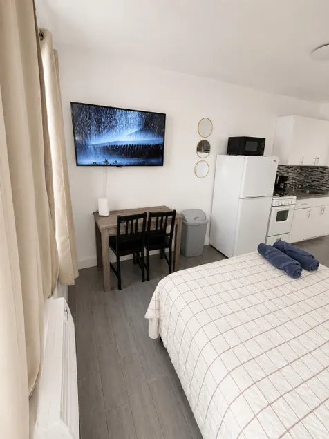 Simple Studio in Hollywood - Image 1
