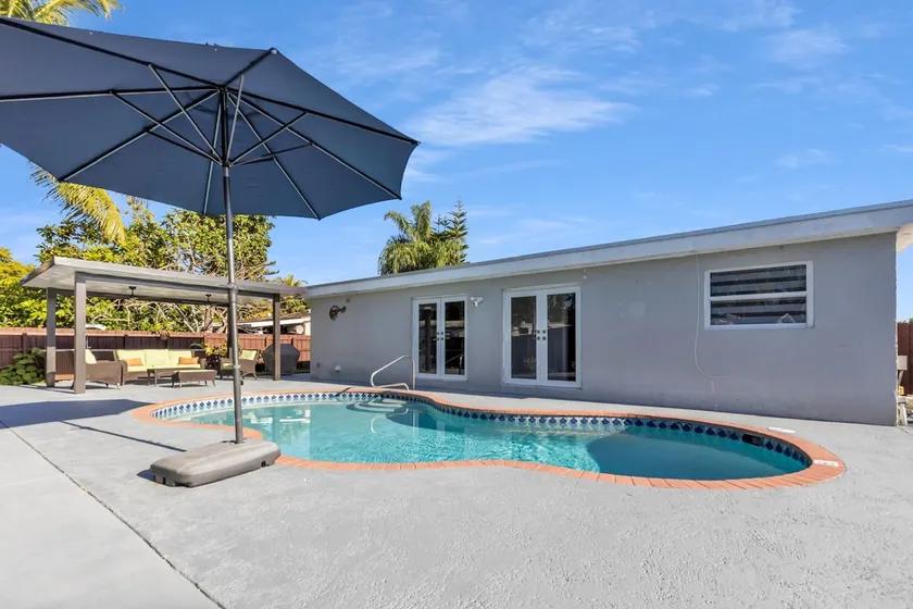 Pool House 12 Guest in Miami - Image 1