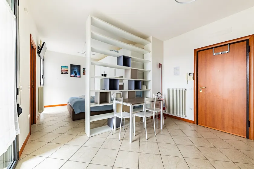 Modern and strategically located apartment - Image 1