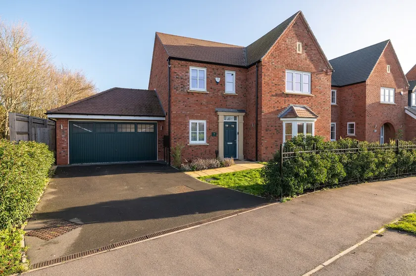 Modern 4-Bed Family Home with 5 Beds & Parking - Image 1