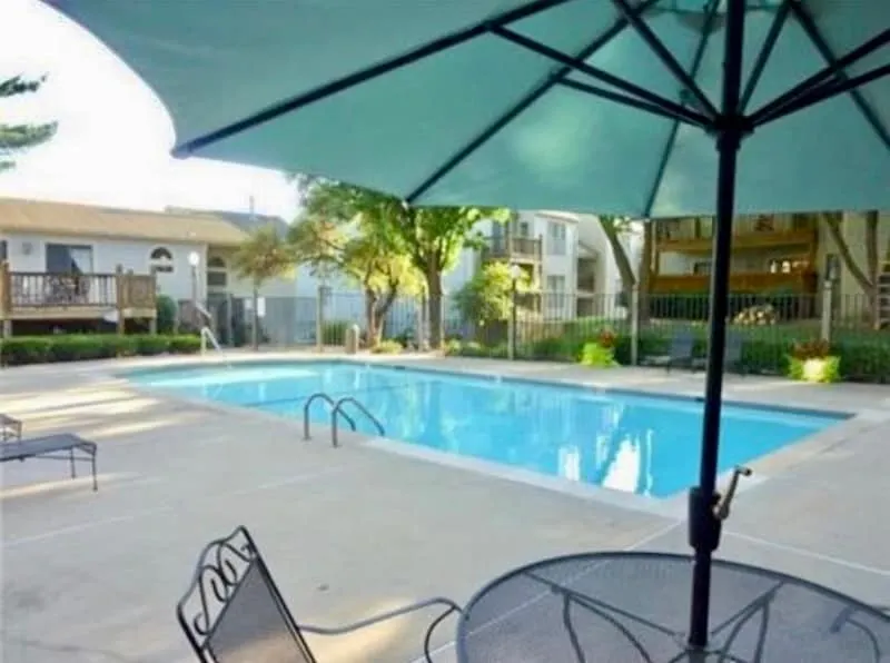 2 bd condo 15 min from KC with pool World Cup - Image 1
