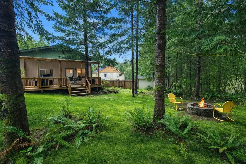 Cozy Retreat w/ Fire Pit, Deck, BBQ, Right Off I-5 - Image 1