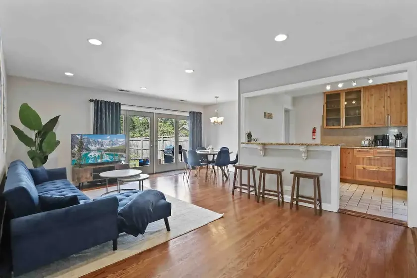 Des Plaines 4BR Near O'Hare & Casino, Sleeps 11 - Image 1