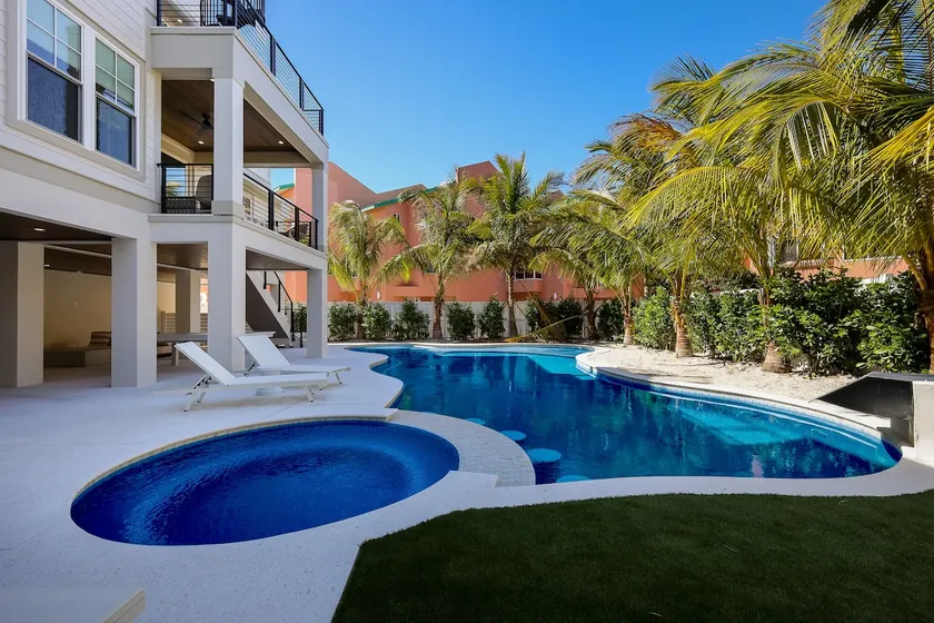 Big Kahuna Steps to Beach w/ Waterslide Pool & Spa - Image 1