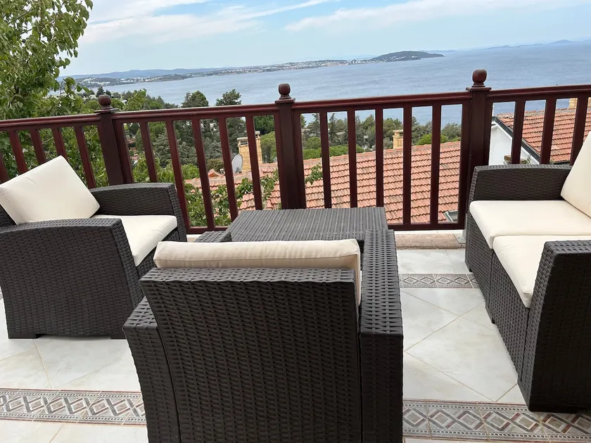 Ergonomic villa with sea view in the front of the site - Image 1