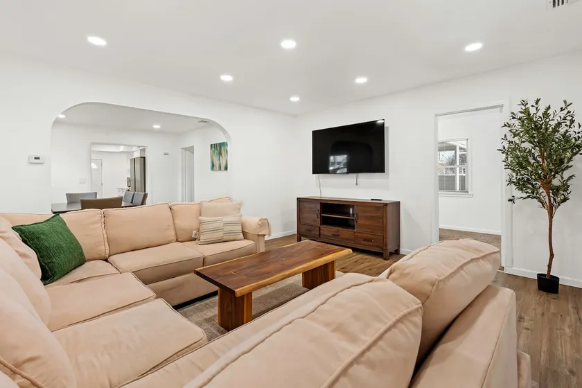 Home Sweet Stay near Meadows Field Airport - Image 1