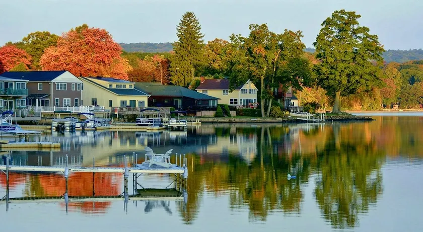 Waterfront house on Lake Pocotopaug - Image 1