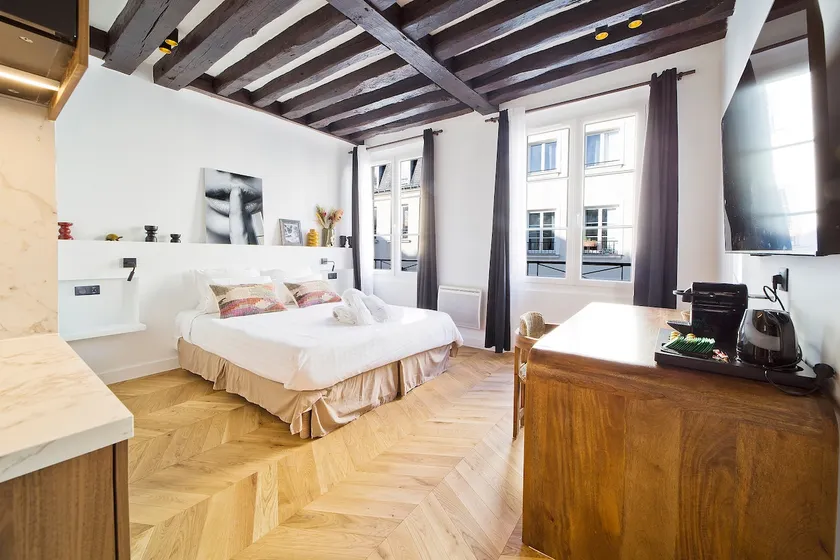 Luxurious Refurbished Studio – Central Paris, A/C - Image 1