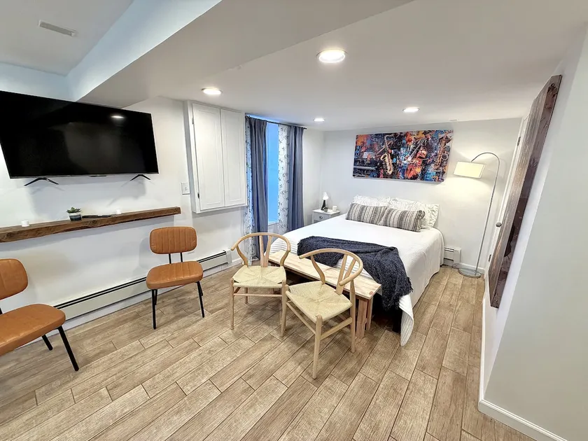 Cozy Private Studio | Easy Transit & Beaches - Image 1