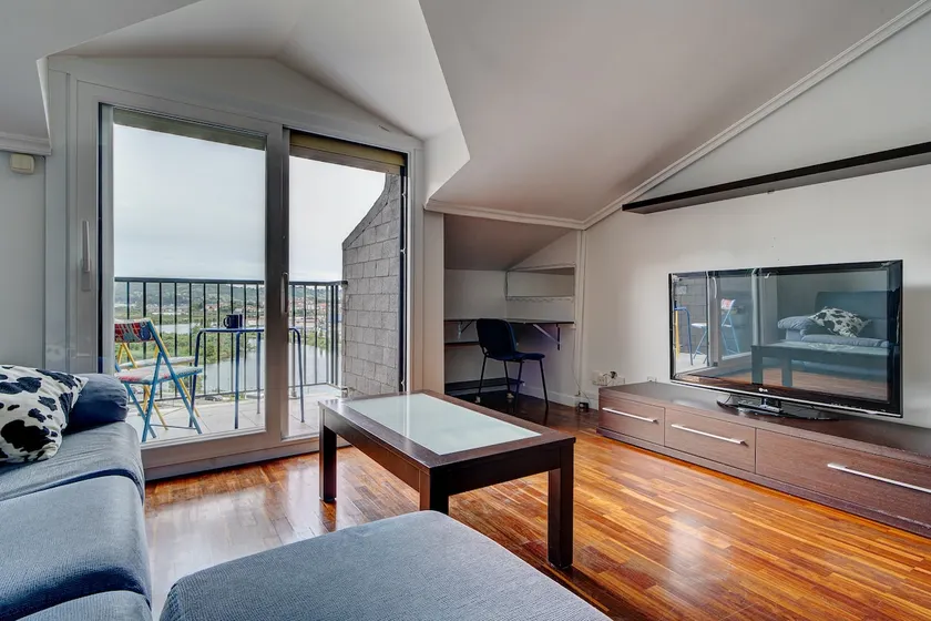 Bright penthouse with terrace, Irún | Parking | Sleeps 4 - Image 1