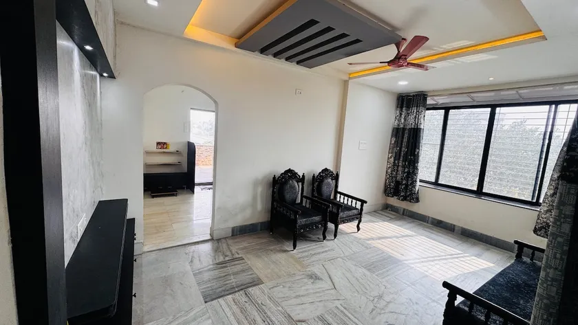 Luxury 2.5BHK Near Ravinagar Square - Image 1