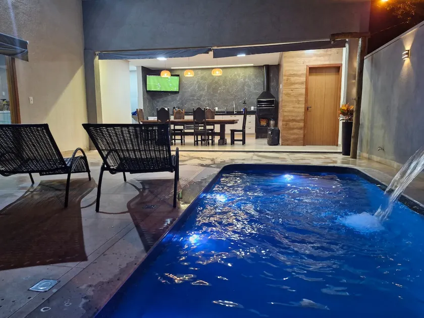House in front of the lagoon with 5 bedrooms and 4 bathrooms - Image 1