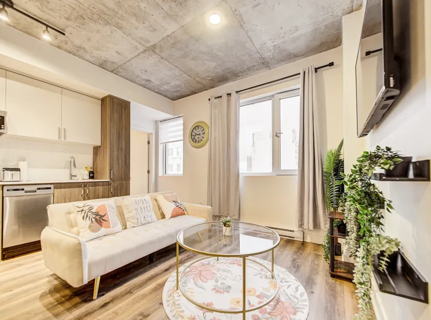 Chic 1-BR Condo Near Bell Centre | Easy Parking - Image 1