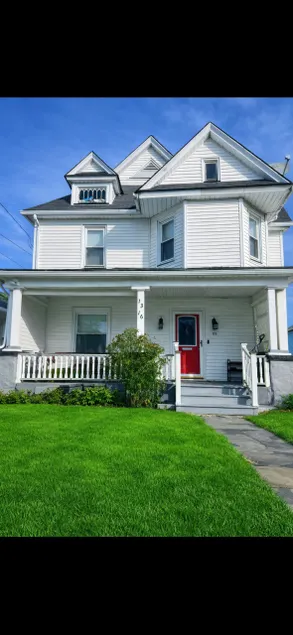 Charming 4-Bedroom Victorian Home - Image 1