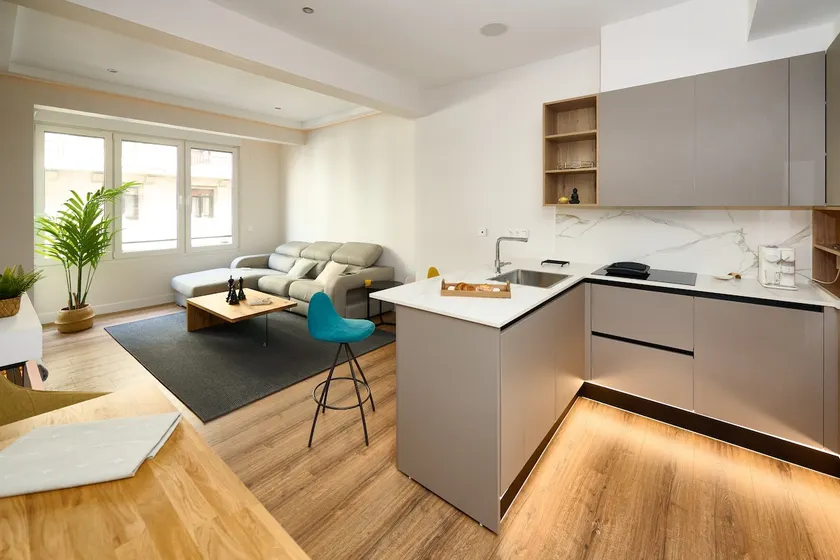 Premium Design Center: 2 Suites & Private Parking - Image 1
