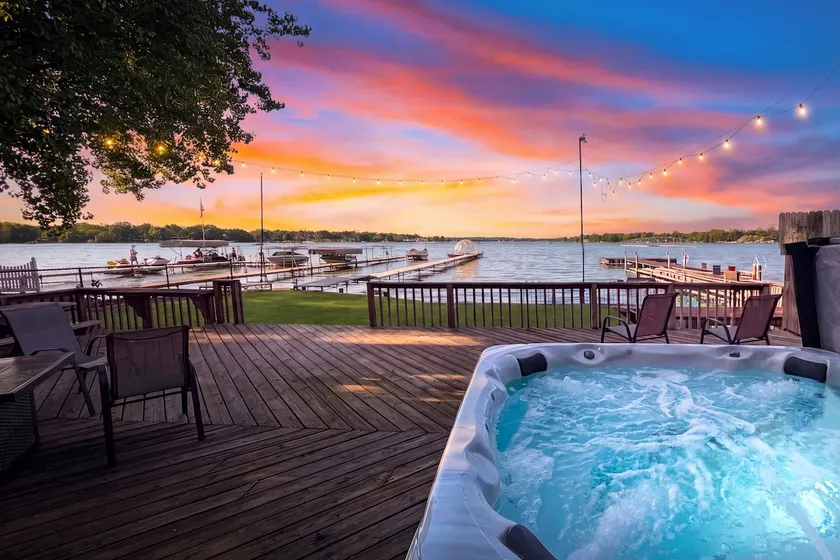 Lakefront Hot Tub Relaxing Getaway MiniGolfHouse - Image 1