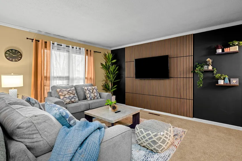 Spacious and Luxurious Single Family Home - Image 1