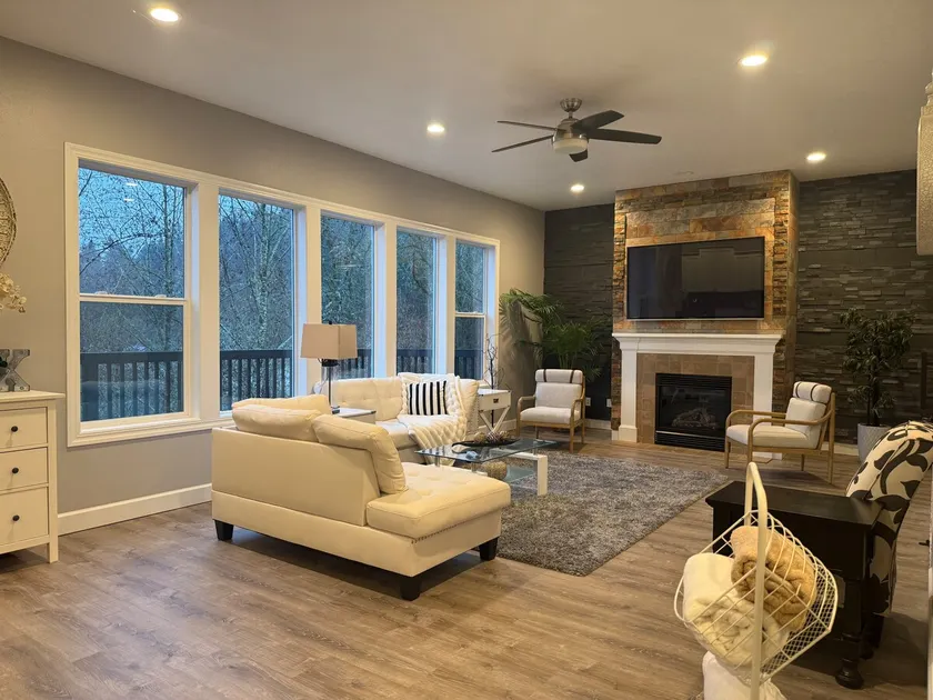 Stunning Spacious Home near Progress Ridge - Image 1