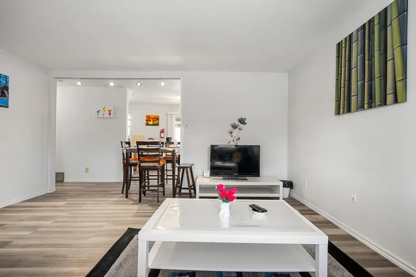 3BR • Sleeps 6 • Free Parking • Walk to 17 Ave - Image 1