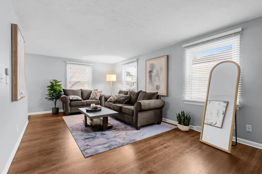 Spacious Home, Walk to Collins Aero - Image 1