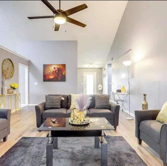 Spacious 4BD RM Pet-Friendly Home With Sunroom - Image 1