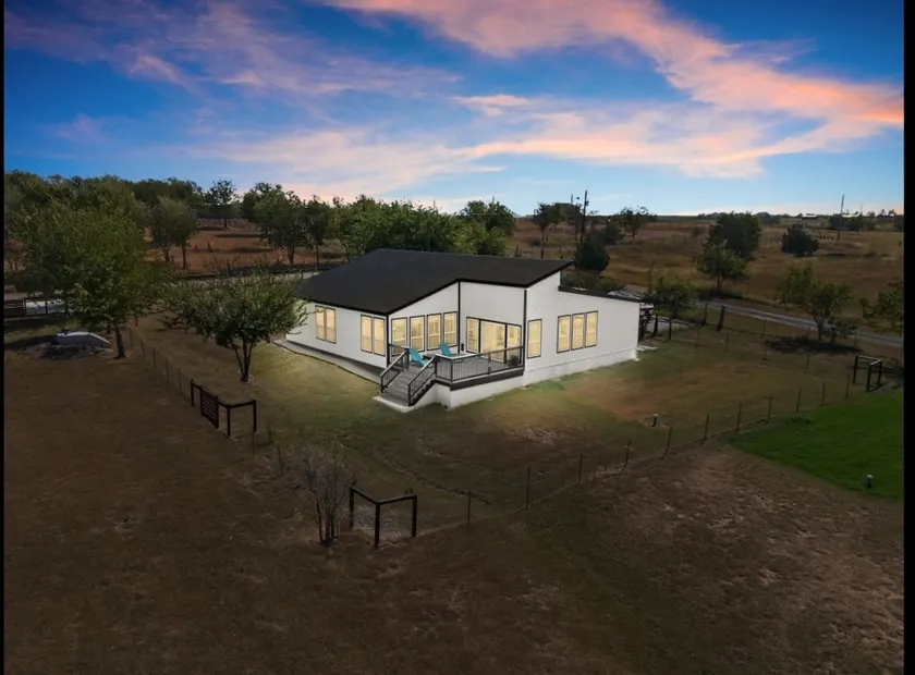 The Iron Cactus 10 acres villa near Austin w Sauna and Pool table - Image 1