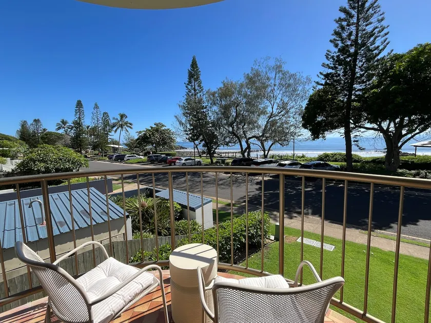 Beachfront Coastal Stay | Walk to Cafés - Image 1