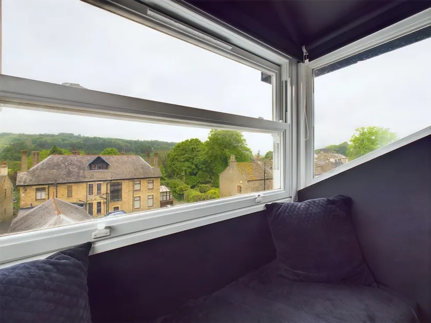Modern 4 Bed Walk to Pubs, Shops and Countryside - Image 1