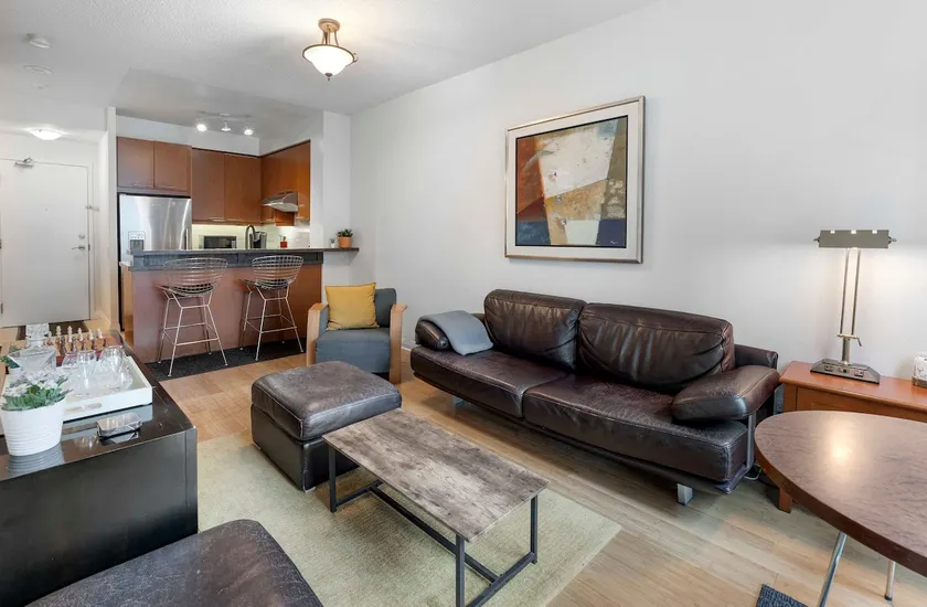 Luxury 1-Bedroom Condo in Yorkville, Downtown Toronto - Image 1
