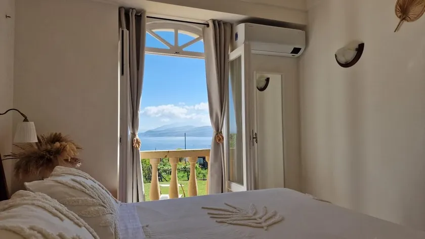Villa Coralia with Seaview - 10 minute walk to the Piazzetta - Image 1