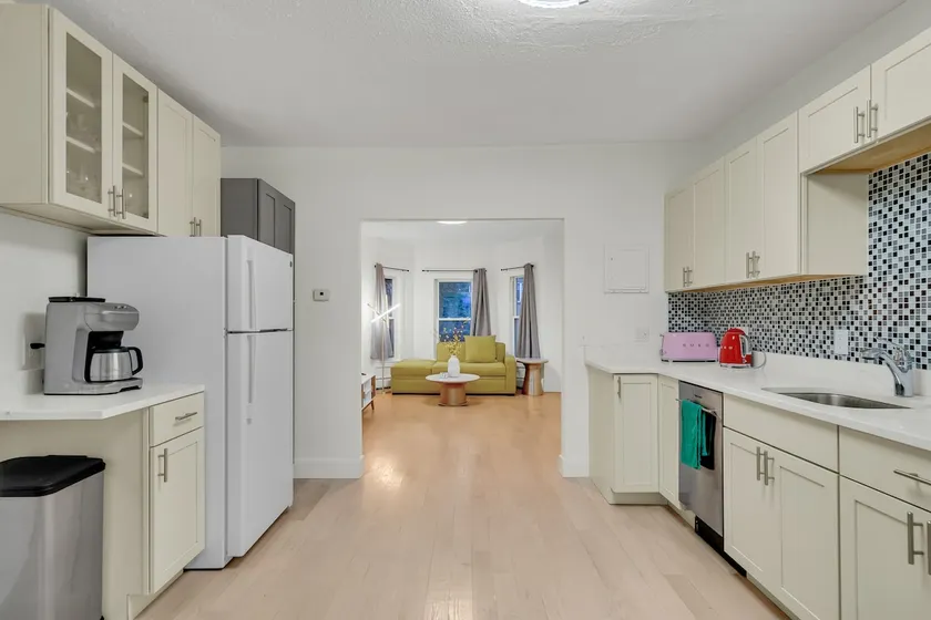 Entire renovated one-bedroom apartment - Image 1
