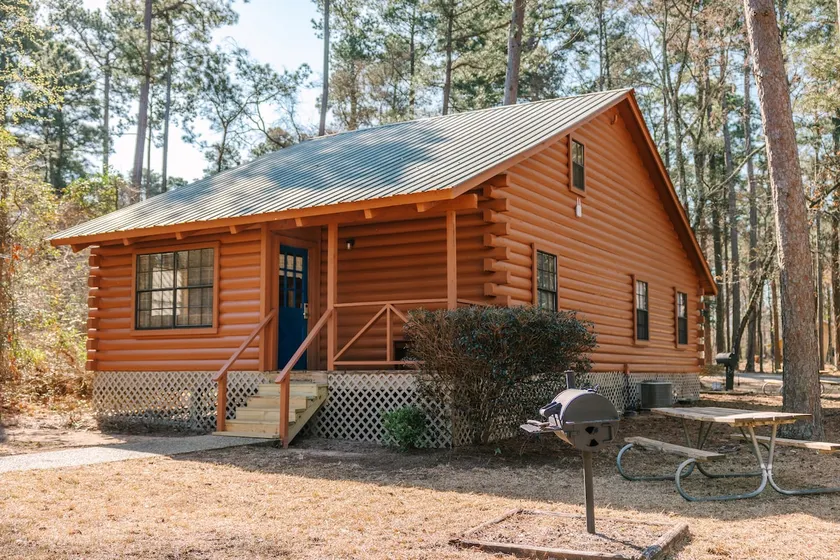 Peaceful, wooded setting with easy lake access. - Image 1