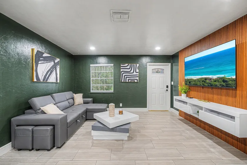 East Boca Getaway | Minutes to Beach & Downtown - Image 1