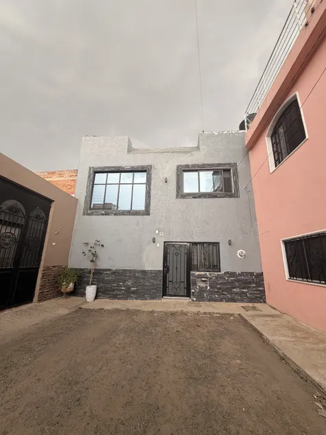 House within 6 minutes from The Plaza - Image 1