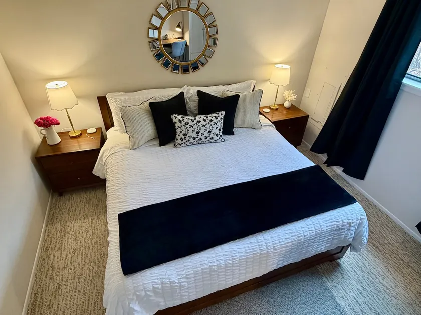 Private Suite in Columbia • King Bed • - Image 1