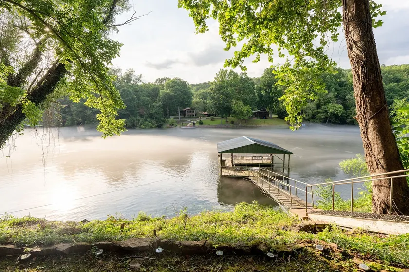Little Red Draggin Fly~ River House with Dock - Image 1