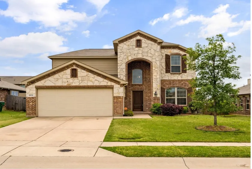 4 bedrooms house on a quiet street in Aubrey - Image 1