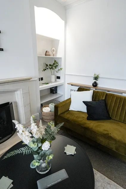 Cosy 3 Bedroom Home with Parking Ideal for Work Stays - Image 1