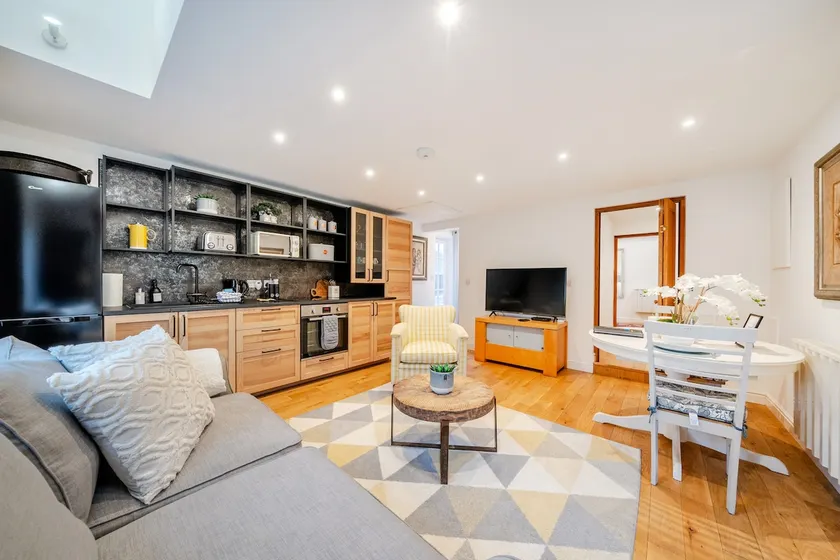 Eagles Nest – Cosy Surrey Countryside Cottage - Image 1