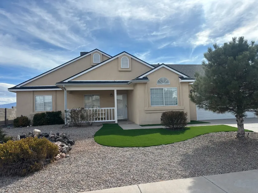 Remodeled Oasis | Putting Green, Pool Table & BBQ - Image 1