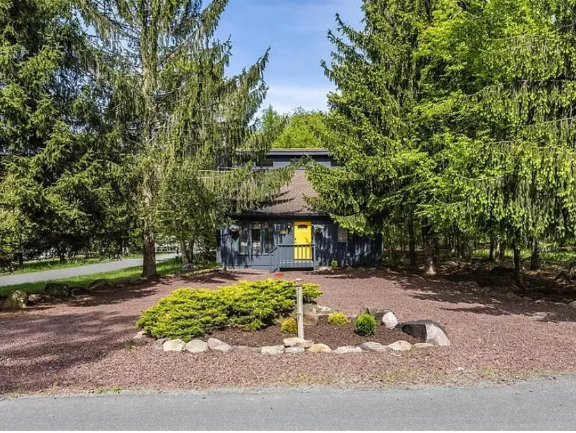 Yellow Door Cabin - Image 1