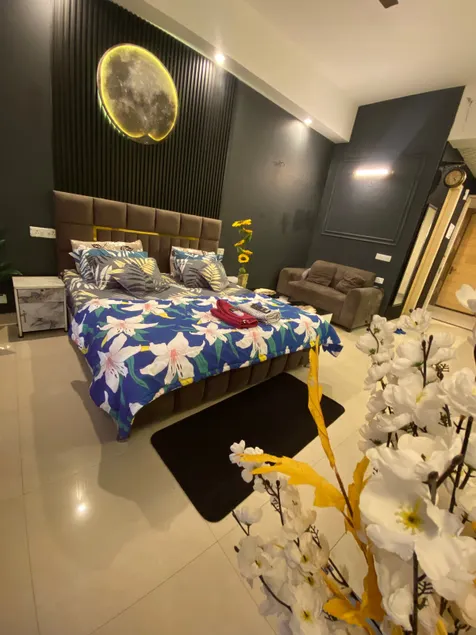 Lavish Studio Room - Gaur City Center - Image 1