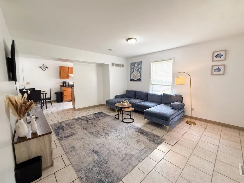 Family-Friendly 3BR near WIU | W/D | Parking| WIFI - Image 1