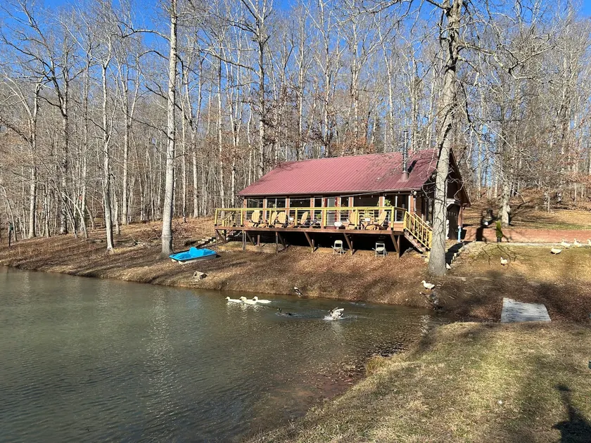Cozy lake-front 1-bedroom cabin in Sparta, TN - Image 1