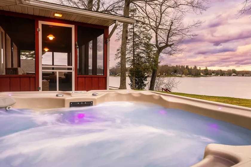 Quiet lakefront cottage with dock, hot tub & porch - Image 1
