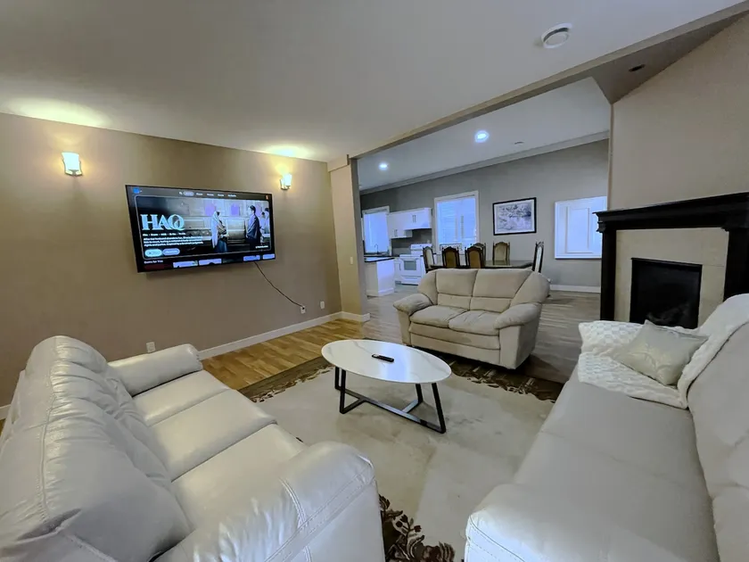 Modern 2BR Walk-Out Suite | 2 Baths | UpperMission - Image 1
