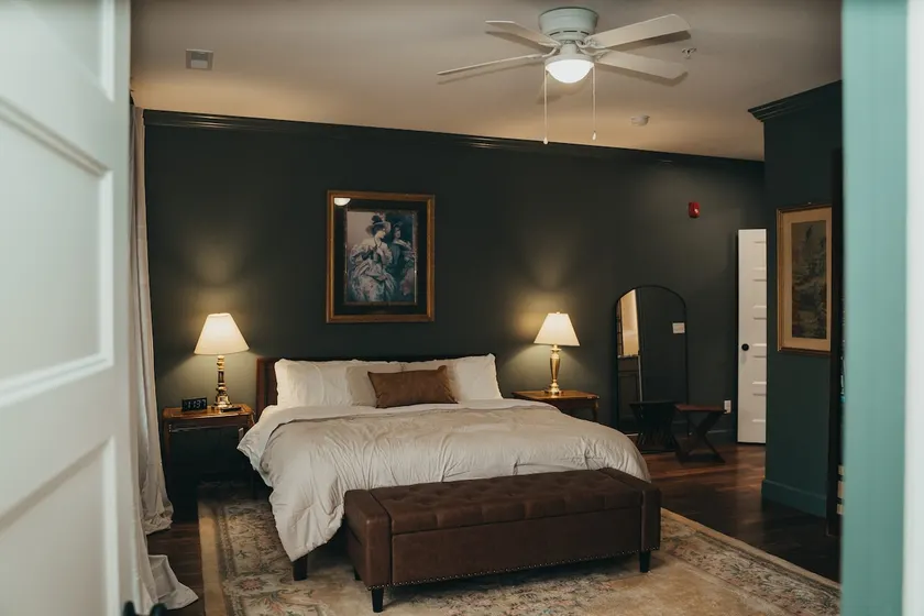Historic Moody Apartment on Main Street - Image 1